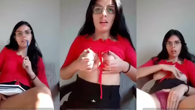 Aluna gostosinha batendo siririca depois da aula