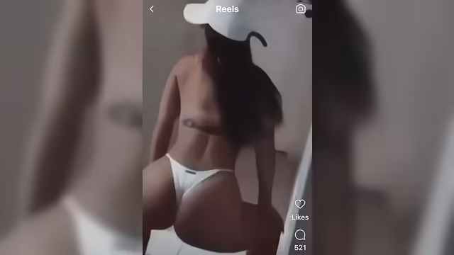 Mel Maia dançando funk só de calcinha