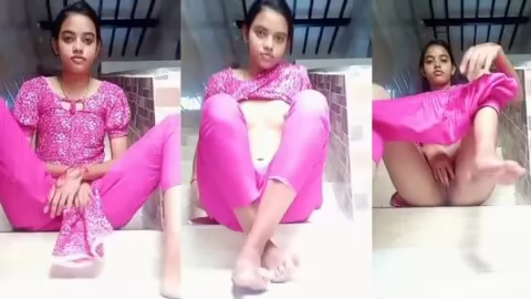 Ninfetinha bucetuda se masturbando escondido