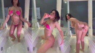 Peituda do job na banheira se masturbando