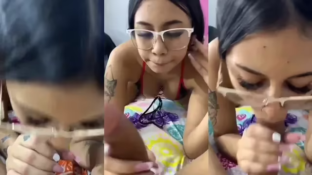 Novinha de óculos mamando gostoso
